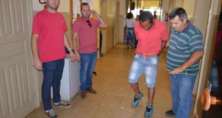 'Daniel Peitudinho" (bermuda jeans), sendo conduzido à cadeia de Barretos, após cometer latrocínio em Olímpia. Foto: Olímpia24h