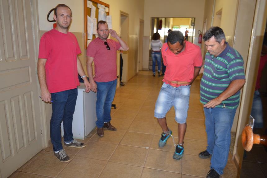 'Daniel Peitudinho" (bermuda jeans), sendo conduzido à cadeia de Barretos, após cometer latrocínio em Olímpia. Foto: Olímpia24h
