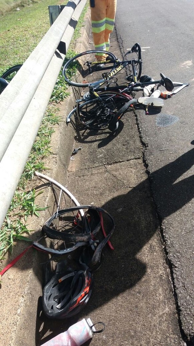 Bicicletas dos dois ciclistas ficaram destruídas após atropelamento fatal em Limeira (Foto: William Barbosa).