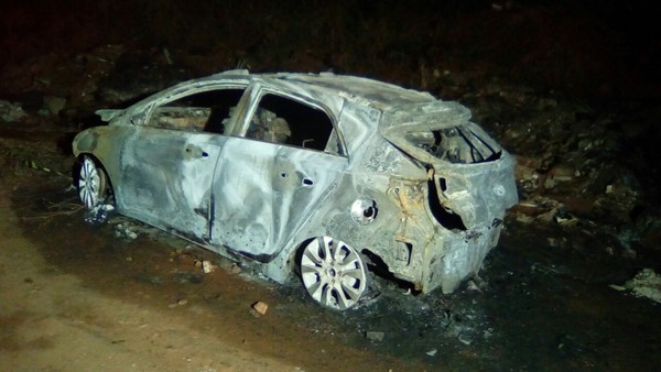 Carro da vítima carbonizado no dia do crime (Foto: Jeferson Ageitos/TV Morena).