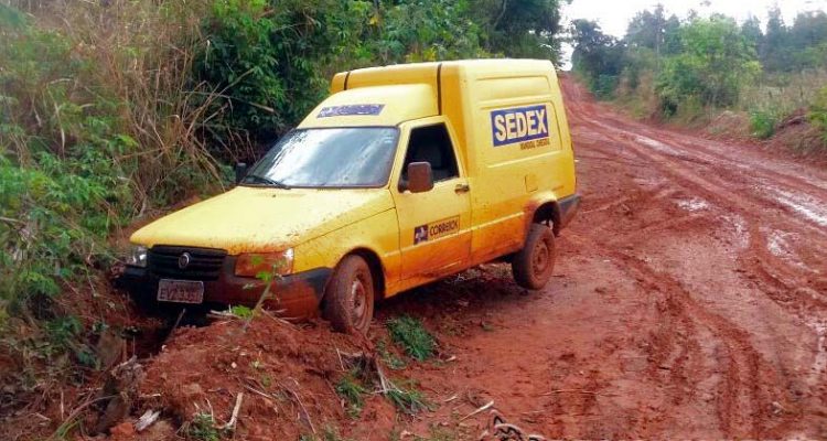 o veículo foi encontrado sem as mercadorias. Os policiais acharam 21 correspondências jogadas no meio do mato. Foto: RegionalPress