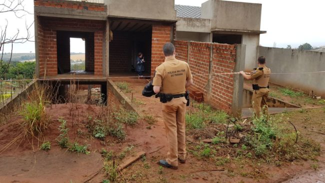 O garupa, de 17 anos, se escondeu em uma construção, atirando nos PMs, que revidaram e acabaram acertando o rapaz, que morreu em seguida. Foto: André Almenara