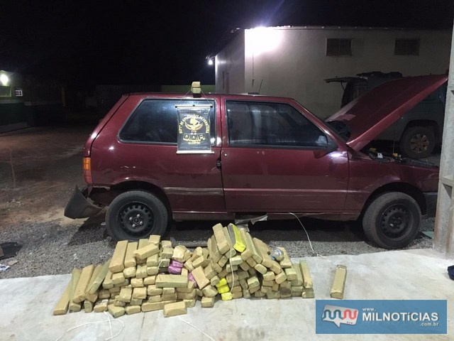 Casal foi surpreendido com Uno recheado com 102 Kg de maconha. Foto: DOF/Divulgação