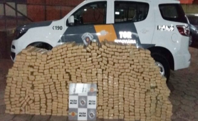 O carro foi encontrado dentro de um motel e estava carregado com 598 quilos de maconha distribuídos em malas, porta-malas e dentro dos estofamentos. Foto: Polícia Rodoviária