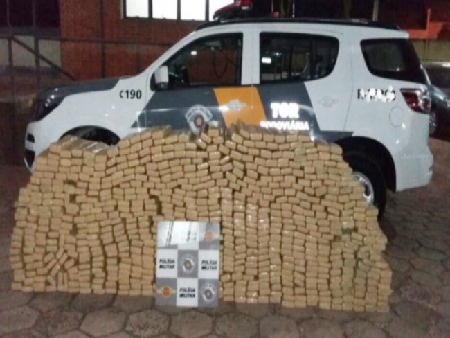 O carro foi encontrado dentro de um motel e estava carregado com 598 quilos de maconha distribuídos em malas, porta-malas e dentro dos estofamentos. Foto: Polícia Rodoviária
