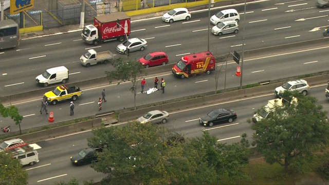 Morte ocorreu na pista central da Marginal Tietê, perto da Ponte da Vila Guilherme (Foto: Reprodução/TVGlobo).