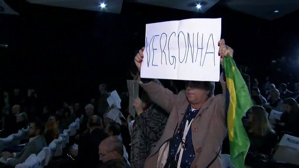 Protesto em evento com Gilmar Mendes (Foto: Reprodução/TV Globo)