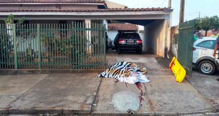 Corpos de mãe e filha ficaram caídos na calçada enquanto Ronaldo era socorrido. Foto: Olimpia24h