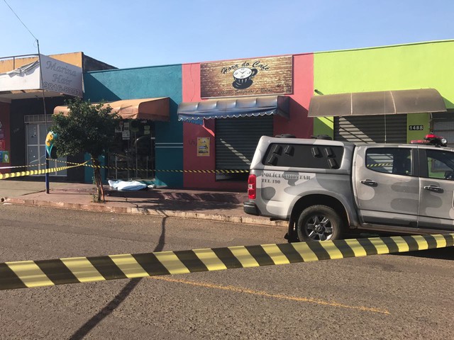 Jovem foi morto no bairro Zé Pereira, em Campo Grande (Foto: Camilla Jovê/TV Morena).