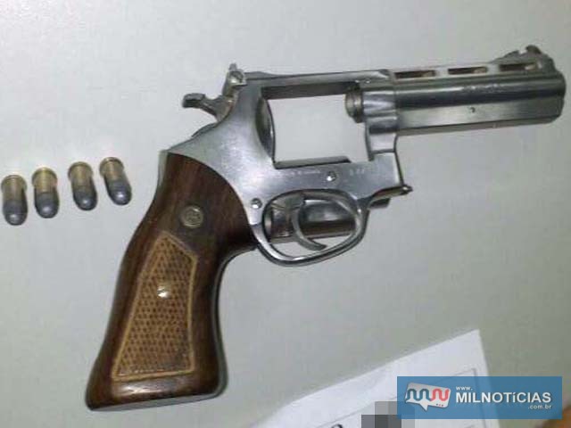 Foi apreendido um revólver da marca Rossi, calibre .38mm, com quatro munições intactas. Fotos: DIVULGAÇÃO/PM