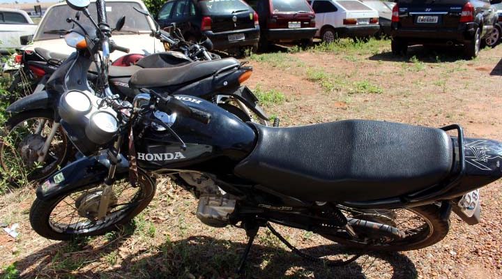 A motocicleta sofreu entortamento do guidão, bengala, pedal do estribo, todos lado esquerdo. Ela foi recolhida ao pátio de apreensões. Foto: MANOEL MESSIAS/Agência