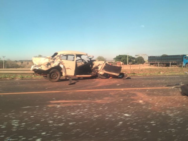 Carro ficou destruído com a força do impacto (Foto: Votuporanga Tudo).