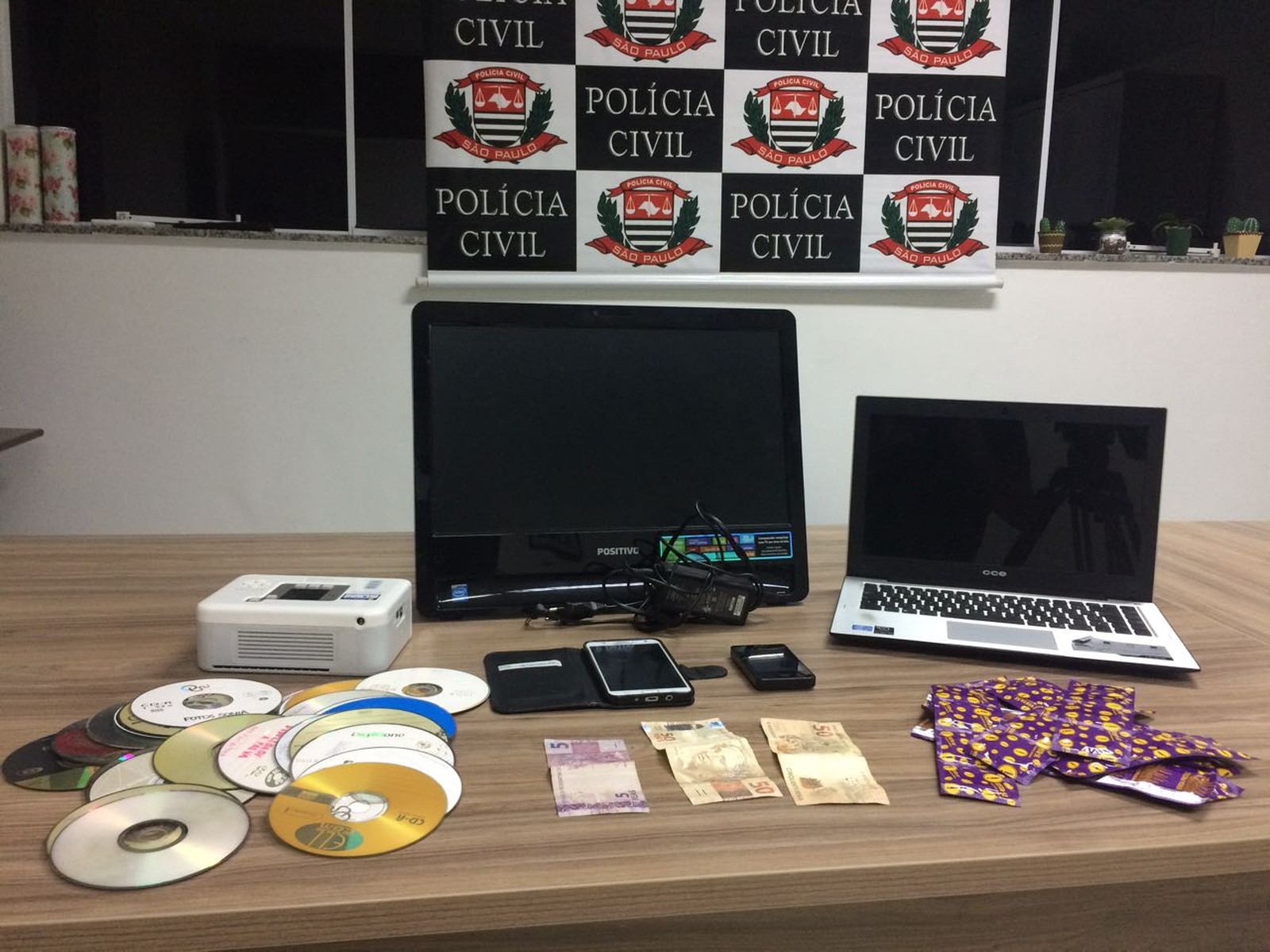 Itens apreendidos na casa do homem flagrado com adolescente (Foto: Peterson Grecco/TV Vanguarda)