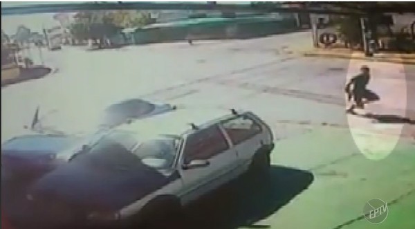 Suspeito de matar policial militar em Hortolândia (SP) chegou ao local em carro e fugiu correndo (Foto: Reprodução/EPTV).