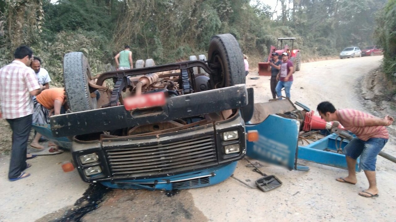Caminhão capotou na estrada Vicinal Luiz José Sguario em Nova Campina (Foto: Reprodução/Internet).