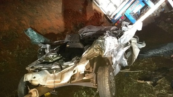 Veículo ficou destruído após acidente (Foto: Repórter Naressi).