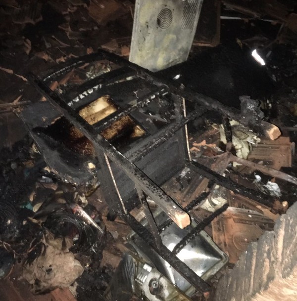 Casa ficou destruÃda com as chamas (Foto: Reprodução/TV TEM)