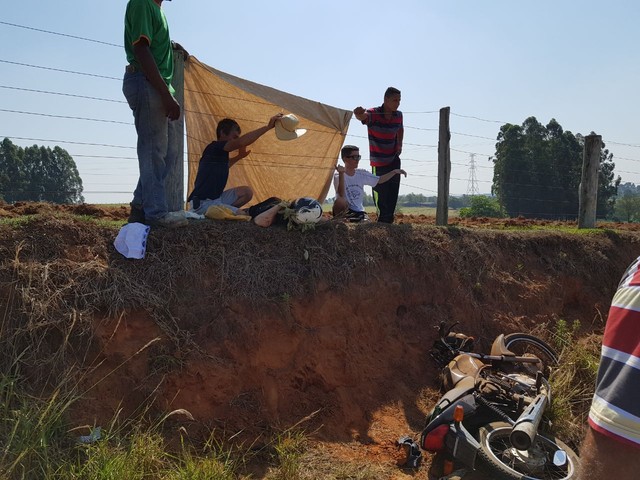 Moradores que passavam pelo local pararam para prestar ajuda à vítima, mas ela não resistiu aos ferimentos (Foto: Arquivo pessoal).