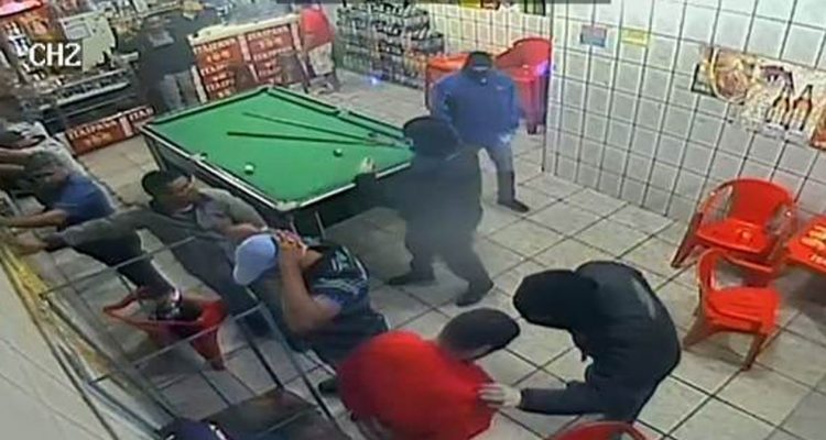 Agentes de segurança encapuzados invadiram bar em Barueri e atiraram em quem estava lá (Foto: TV Globo/Reprodução).
