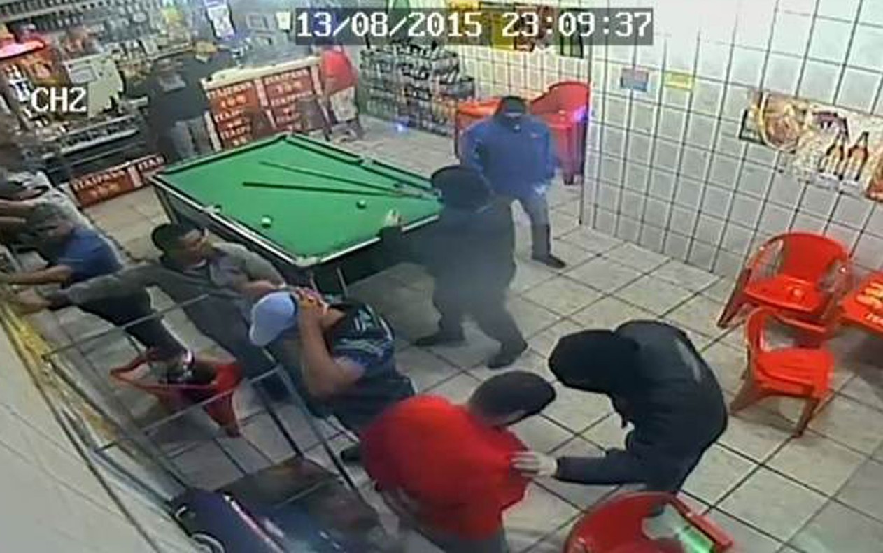 Agentes de segurança encapuzados invadiram bar em Barueri e atiraram em quem estava lá (Foto: TV Globo/Reprodução).