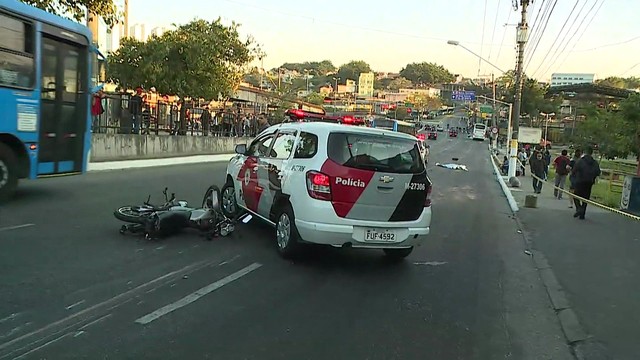 Colisão envolveu mais de uma moto (Foto: Reprodução/TV Globo).