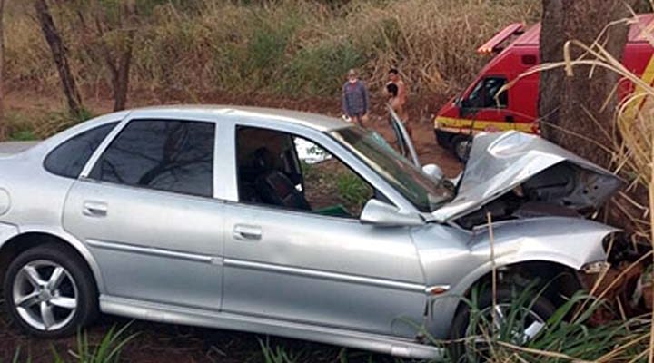 Carro que rapaz dirigia bateu contra uma arvore. Seu corpo foi localizado do lado de fora. Foto: Ilha de Noticias