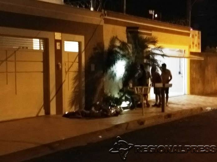 Local do crime foi isolado pela PM; vítima levou tiro na cabeça (Foto: Thiago Augusto/Regional Press)
