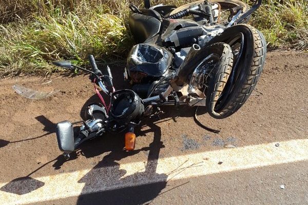 Motocicleta ficou destruída com a colisão (Foto: Alfredo Sanches/investigador da Polícia Civil).