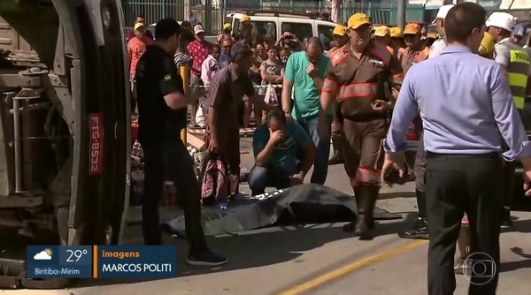 Pai de Júlia Maria precisou ser amparado na hora de reconhecer corpo da filha (Foto: Reprodução/TVGlobo).