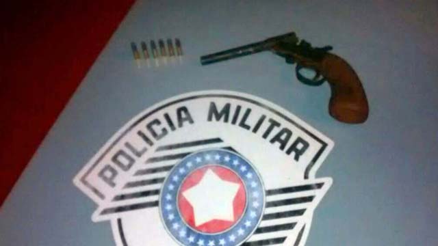 Foi apreendida uma garrucha calibre .22mm e seis munições intactas. Foto: DIVULGAÇÃO/PM
