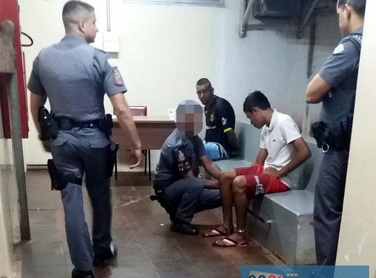 Maike e Pedro (branco e vermelho), foram encaminhados ao plantão policial, indiciados e depois recolhidos à cadeia de Pereira Barreto. Foto: MANOEL MESSIAS/Agência