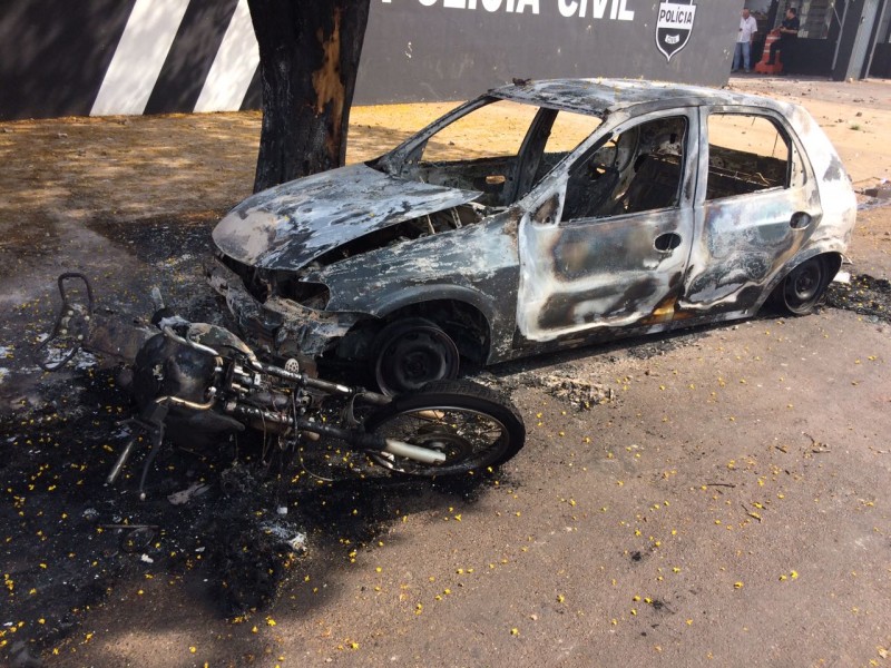 Aproximadamente 10 veículos foram incendiados. Foto: Polícia Civil