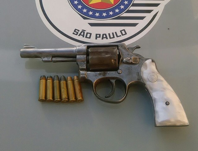 Revólver estava com seis munições intactas e numeração raspada, em Presidente Prudente (Foto: Polícia Militar/Cedida).