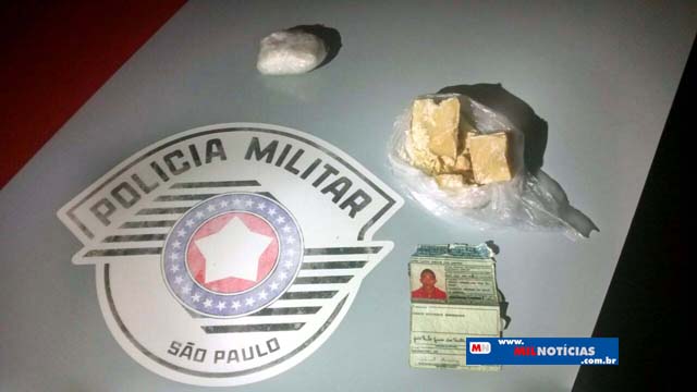 Foram apreendidos 151 gramas de crack e 51 gramas de cocaÃna e um veÃculo Fiat Uno. Foto: DIVULGAÇÃO/PM