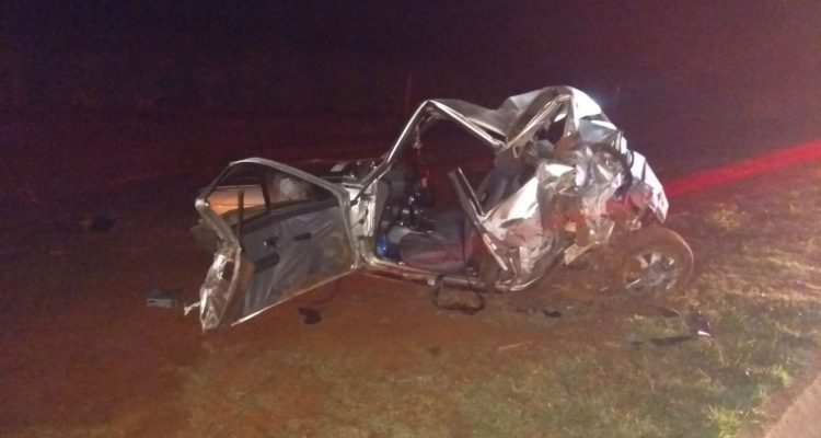 Carro ficou destruído após caminhonete bater na traseira na SP-333 em Tarumã (Foto: Corpo de Bombeiros / Divulgação).