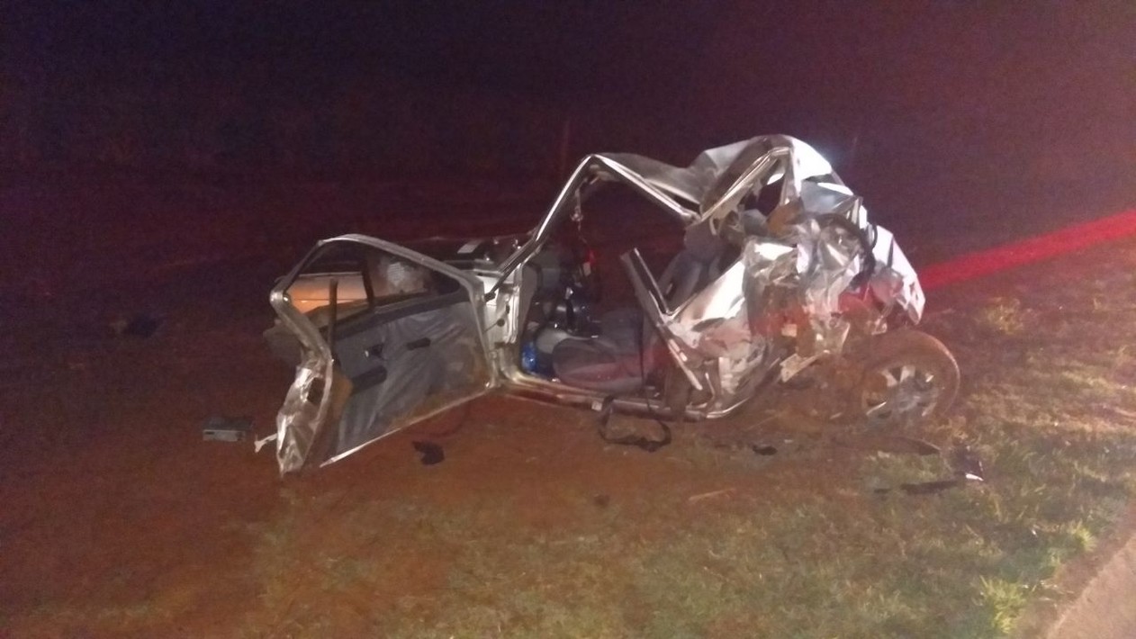 Carro ficou destruído após caminhonete bater na traseira na SP-333 em Tarumã (Foto: Corpo de Bombeiros / Divulgação).