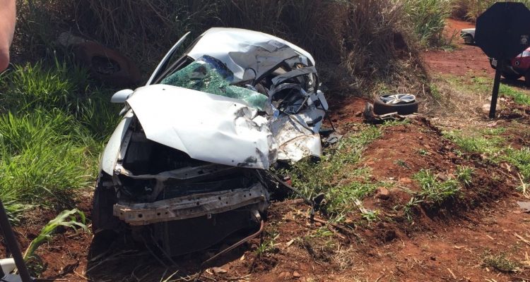 Carro ficou destruído após a colisão com o caminhão de adubo (Foto: Gustavo Lago / TV TEM ).