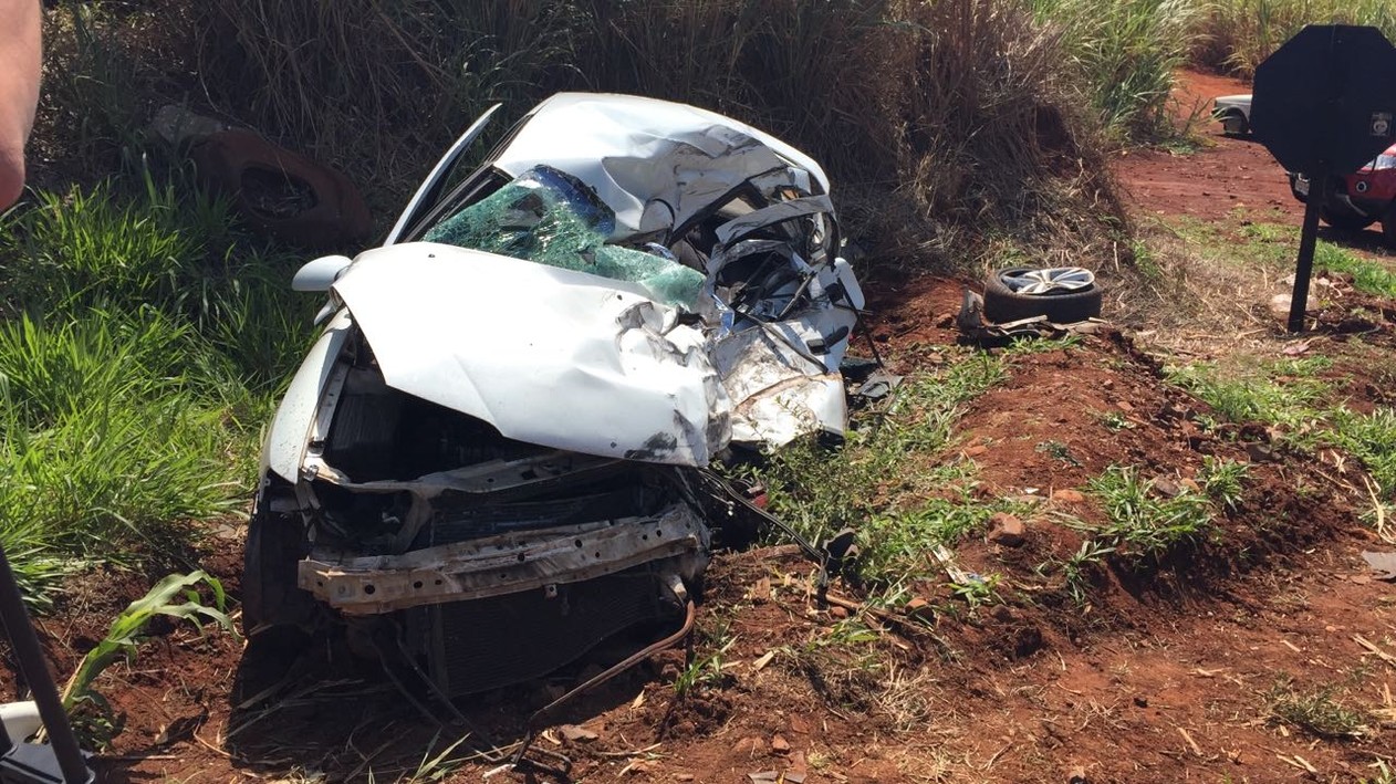 Carro ficou destruído após a colisão com o caminhão de adubo (Foto: Gustavo Lago / TV TEM ).