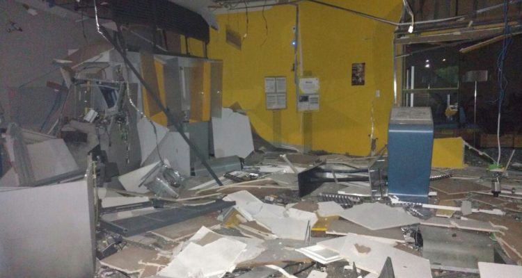 Criminosos explodiram caixas eletrônicos em Campos de Holambra (Foto: Arquivo pessoal).