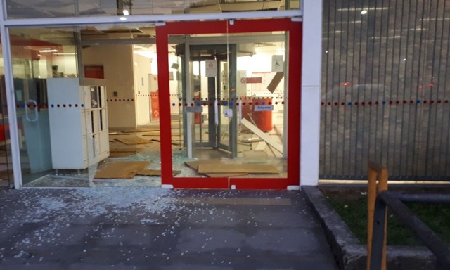 Bandidos explodem entrada de agência bancária em Santos, SP. (Foto: Rodrigo Nardelli/ G1).