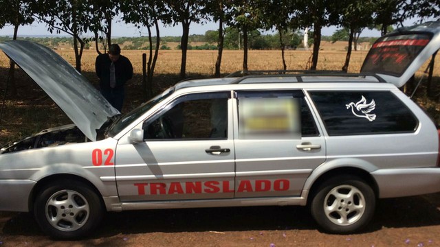 Veículo tinha plotagem como se fosse carro funerário, mas não havia nome de empresa (Foto: Polícia Rodoviária Estadual/Divulgação)