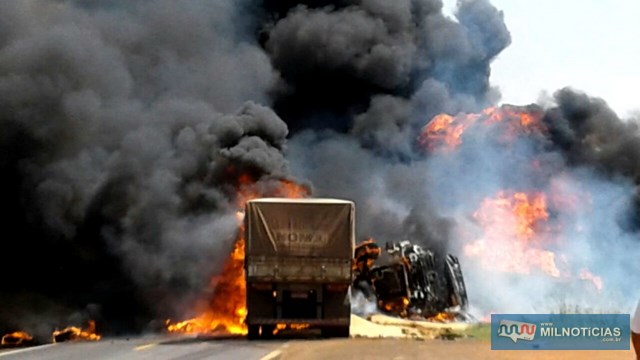 Caminhões bateram de frente na rodovia em Bastos (Foto: Divulgação / Polícia Rodoviária Estadual)