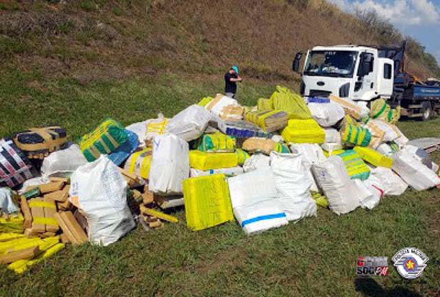 foram encontrados centenas de tijolos de macona, totalizando 6,2 mil quilos. Foto: Comunicação Social PM