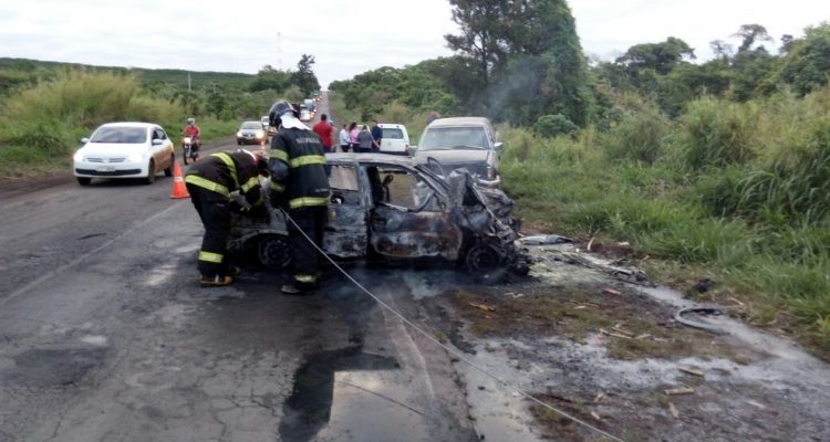 Carro pegou fogo após batida em caminhonete na Rodovia SP-255 em Pratânia (Foto: Corpo de Bombeiros / Divulgação).