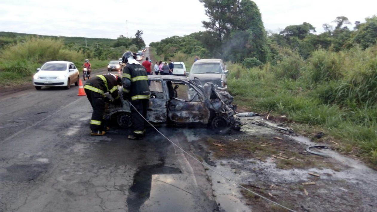 Carro pegou fogo após batida em caminhonete na Rodovia SP-255 em Pratânia (Foto: Corpo de Bombeiros / Divulgação).