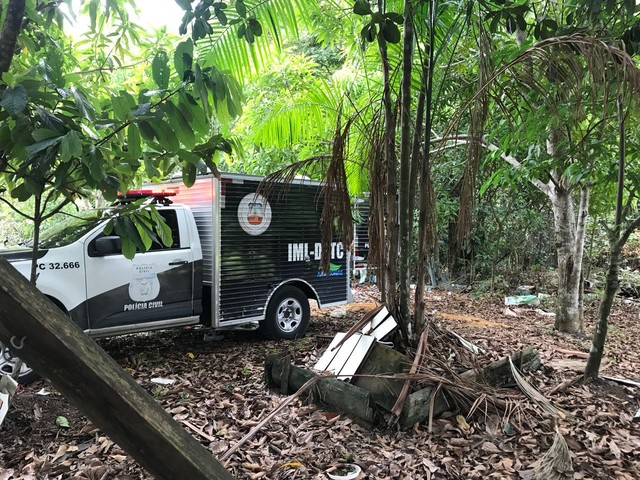 Corpo estava em decomposição no Ramal do Peri, Zona Norte de Manaus (Foto: Patrick Marques/G1 AM).