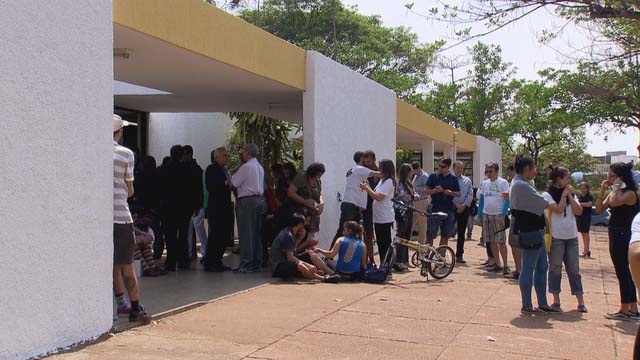 Capela do Cemitério Campo da Esperança, em Brasília, onde ciclista da ONG Rodas da Paz foi velado (Foto: TV Globo/Reprodução).