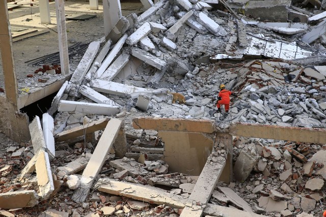 Bombeiros do DF fazem buscas em prédio que desabou em Vicente Pires (Foto: Corpo de Bombeiros/Divulgação).