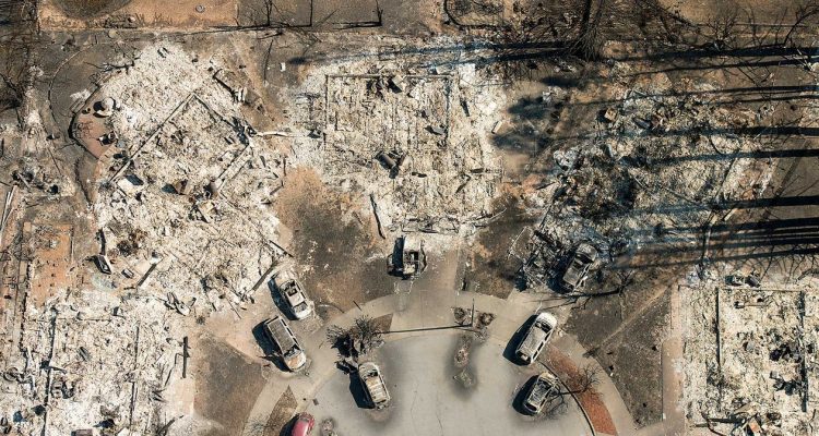 Vista aérea das cinzas do bairro Santa Rosa, na Califórnia (Foto: Josh Edelson / AFP Photo).
