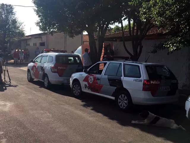 Policiais na frente da casa onde aconteceu a tragédia (Foto: Patrick Lima/TV TEM)